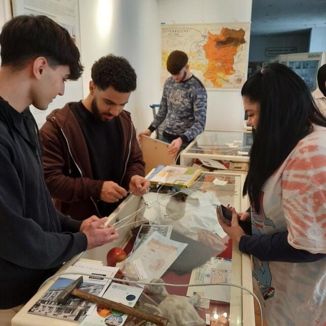 Eine 4. Klasse der VBS gestaltete eine Ausstellung über Bildung. | Foto: VBS Hamerlingplatz
