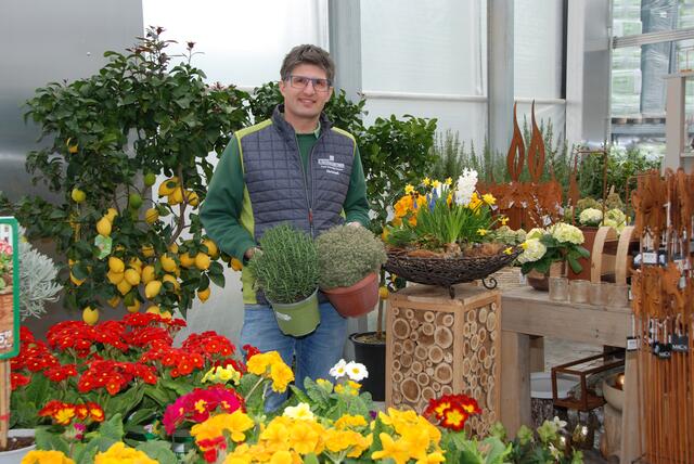 Christoph Buttinger gibt zum Start der Gartensaison viele Tipps. Kräuter wie Rosmarin und Thymian dürfen etwa schon ins Freie. | Foto: Steiner-Watzinger