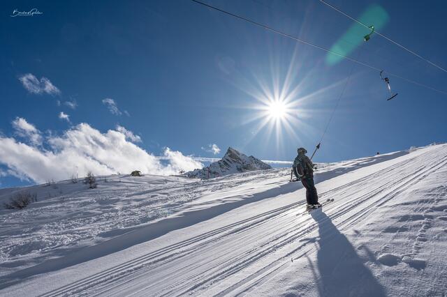Blick vom Klein-Zeinislift im Schigebiet von Galtür auf die Ballunspitze bei wunderbarem Sonnenschein. | Foto: Bernhard Gruber Photography
