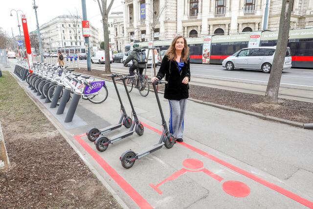 "Mit diesen Abstellflächen sorgen wir für mehr Ordnung im ganzen Stadtgebiet. Sie sind durch rote Bodenmarkierungen klar gekennzeichnet und werden bei oder in der Nähe von WienMobil- und WienMobil-Radstationen errichtet", so Sima. | Foto: PID/Christian Fürthner