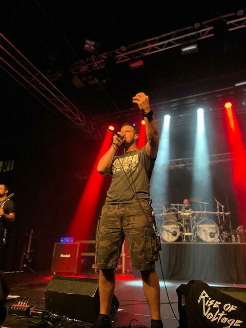 Dominik Paris auf der Bühne in Aurach. | Foto: Rise_Of_Voltage