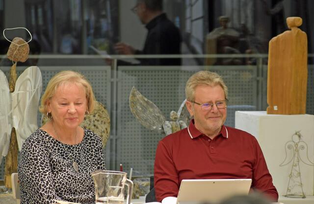 Hannelore und Hans Schaar teilten im KunstRAUM Obervellach ihre Gedanken und Erfahrungen mit den Besucher*innen | Foto: KunstRAUM