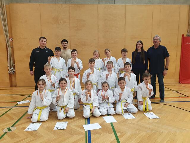Die erfolgreiche Schülermannschaft des Judoclub Wolfsberg mit Trainern. | Foto: Privat