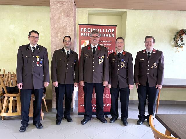 Kassenführer Manfred Rammer, Schriftführer Roland Reichl, Bürgermeister Christian Tauschek, Kommandant Thomas Steiner und Kommandant-Stellvertreter Patrick Pichler (von links). | Foto: FF Altaist-Hartl