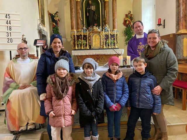 Diakon Stefan Pannagl, Tischmutter Karina Dittrich, Julia Trummer, Maline Hofleithner, Christina Dittrich, Raphael Steiner-Lechner, Gabi Steiner, Moderator Eusebiu Bulai | Foto: Pfarre