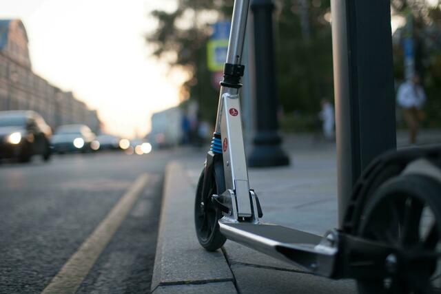 Die Stadt Wien führt ab Mai 2023 neue Regeln für E-Scooter und Leih-Anbieter ein. Unter anderem dürfen die E-Roller nicht mehr am Gehsteig abgestellt werden. | Foto: Let's Kick / Unsplash