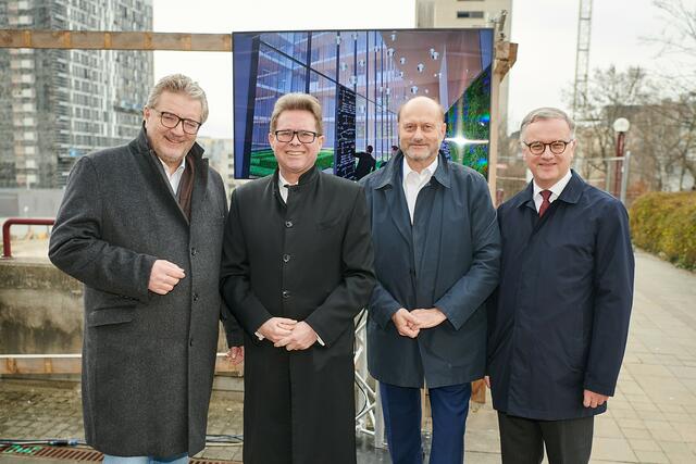 Wiens Gesundheitsstadtrat Peter Hacker (SPÖ), Wissenschaftsminister Martin Polaschek (ÖVP), Direktor des Universitätsklinikums AKH Wien West Herwig Wetzlinger und Rektor der MedUni Wien Markus Müller präsentierten das Großprojekt.  | Foto: Medizinische Universität Wien/APA-Fotoservice/Hörmandinger