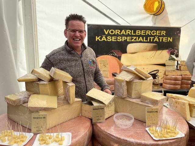 Im Ausstellungszelt gab es traditionell auch den Vorarlberger Käste zum Verkosten und einkaufen.
