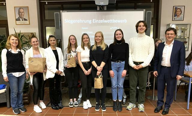 So sehen Gewinner aus! Die Sieger des Einzelwettbewerbes Lisa Hofmann, Khadija Baluch, Katharina Neigenfind, Eva Steiner, Alina Czech, Kim Haydn, Vincent Naderer, mit Professorin Sabine Böck und Direktor Christian Rindhauser

3.	Bild (Auftritt Siegerinnen Paarwettbewerb): Viktoria Scherner, Lissi Havranek
 | Foto: Eva Gabriel