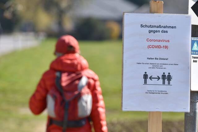 Auf Abstand musste man ab dem 14. März 2020 gehen. "Corona" war nun auch in Österreich omnipräsent.