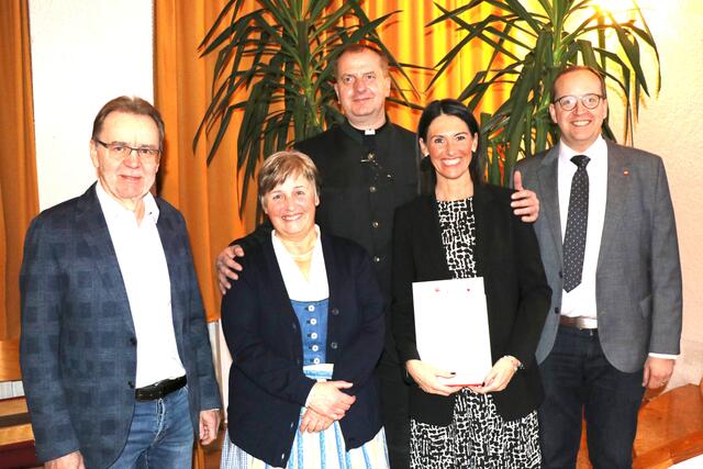 Bgm. Georg Hochfilzer, Margaretha Danzl, Pfarrer Stanislav Gajdoš, Simone Schieder, Andreas G. Weiß. | Foto: Kathol. Bildungswerk
