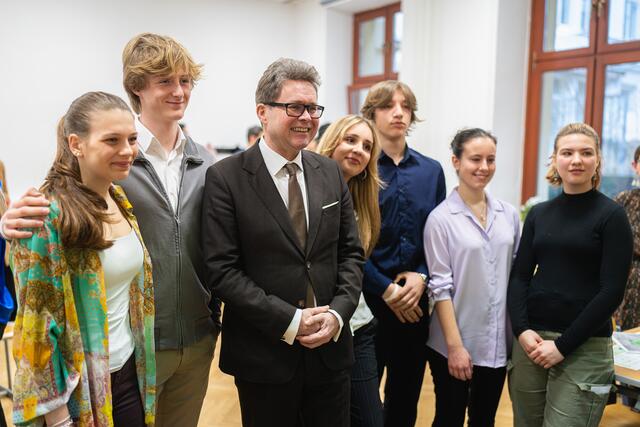 Die Schülerinnen und Schüler wollten natürlich auch viele Fotos mit dem Bundesminister.  | Foto: Florian Schrötter / BKA
