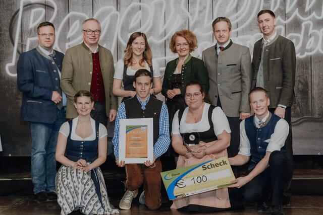 Landjugend Bezirk Mautern „Next Stop es Bushittl wird top!“; Die Jugendlichen aus Mautern errichteten ein Buswartehäuschen, um bei jedem Wetter geschützt zu sein.
Reihe: Anja Bauer, Franz Prachinger, Petra Sedelmaier, Johannes Baumgartner,
Reihe: Johann Efferl, LH-Stv. Stephan Pernkopf, Staatssekretärin Claudia Plakolm, LR Christiane Teschl-Hofmeister, LK-Präs. Johannes Schmuckenschlager, MEP Alexander Bernhuber | Foto: Landjugend NÖ/Sophie Balber