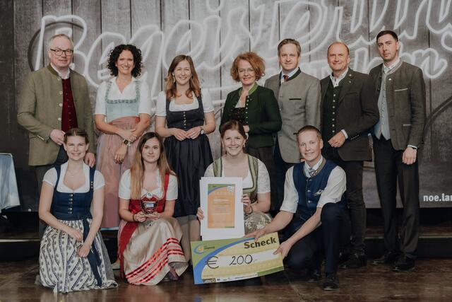 Landjugend Weinzierl am Walde „Kurze Auszeit in St. Johann“; Eine Sitzgelegenheit auf befestigtem Untergrund mit Überdachung wurde in St. Johann errichtet.
Foto Weinzierl v.l.n.r.: 
Reihe: Anja Bauer, Ines Müller, Christina Zuntermann, Johannes Baumgartner, 
Reihe:  LH-Stv. Stephan Pernkopf, Claudia Süssenbacher, Staatssekretärin Claudia Plakolm, LR Christiane Teschl-Hofmeister, LK-Präs. Johannes Schmuckenschlager, Bernhard Lackner, MEP Alexander Bernhuber
 | Foto: Landjugend NÖ/Sophie Balber