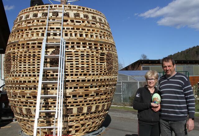 Christine und Manfred Pappel vor dem riesigen Osterei aus Holz | Foto: Josef Fürbass