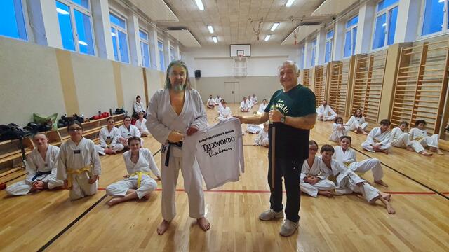 Kampfsportlehrer Markus Bucsek mit "Joe Tiger" Pachler und Schüler:innen. | Foto: M.Bucsek