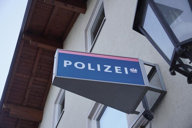 Ein bislang unbekannter Täter hat laut Polizei in Hallein aus dem Opferstock einer Kirche Bargeld gestohlen. | Foto: Emanuel Hasenauer