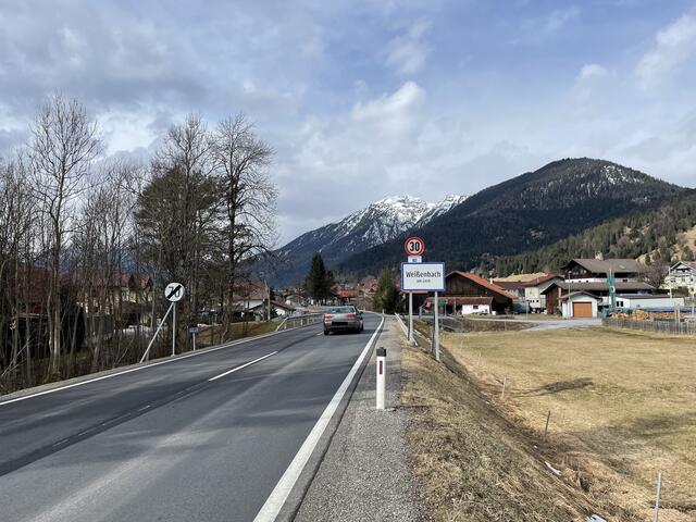 Achtung Autofahrer! Seit kurzem gilt auf einem kurzem Streckenabschnitt auf der Lechtaler Bundesstraße in Weißenbach Tempo 50.