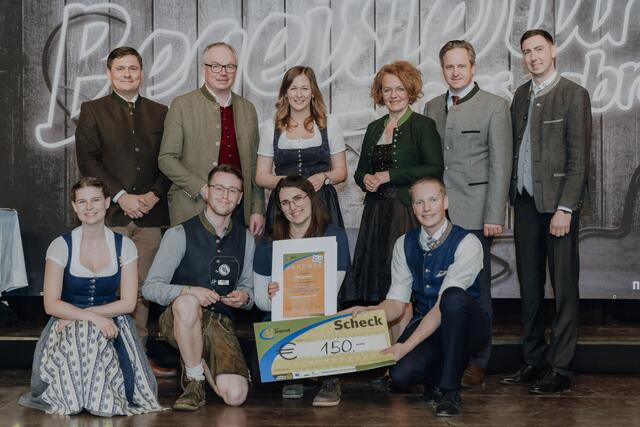 Silber
Landjugend Plank am Kamp „Trudes Pfad - Erlebnisse am Wanderweg“; Es wurde der Trude Marzik Weg gestaltet und mit Infotafeln ausgestattet. Außerdem wurde ein Infosystem für die Wanderwegnutzung entwickelt.
Foto Plank v.l.n.r.:
Reihe: Anja Bauer, Jan Tschokert, Sarah Klein, Johannes Baumgartner,
Reihe: Rudolf Haydn, LH-Stv. Stephan Pernkopf, Staatssekretärin Claudia Plakolm, LR Christiane Teschl-Hofmeister, LK-Präs. Johannes Schmuckenschlager, MEP Alexander Bernhuber | Foto: Landjugend NÖ/Sophie Balber