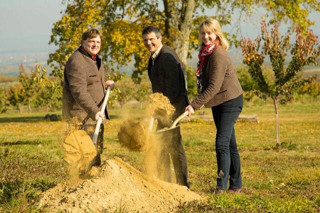 Beim Spatenstich im Mai 2022: Marillenbauer Harald Aufreiter, Bürgermeister Martin Rennhofer aus Paudorf und Katharina Aufreiter | Foto: Martin Tanzer