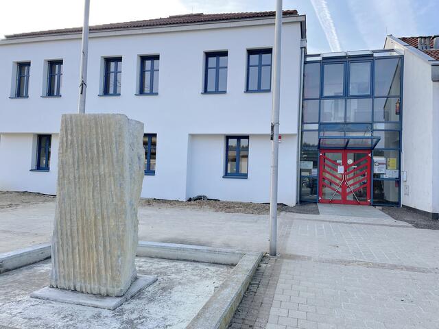 Das Gemeindehaus hat Fenster und einen Wärmeschutz bekommen | Foto: Necker
