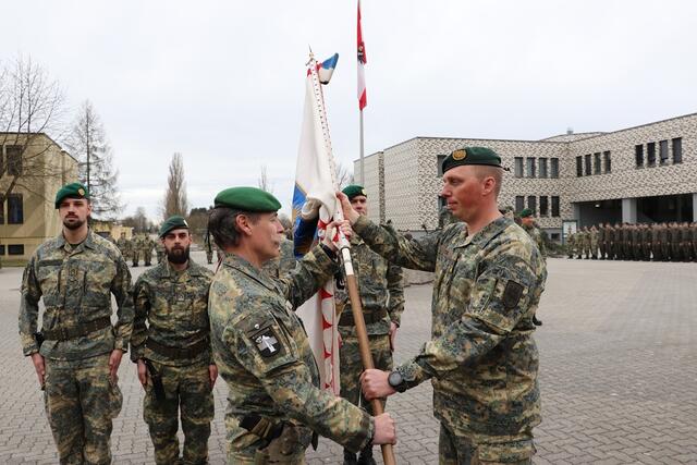 Der Kommandant der leichten 7.Jägerbrigade Brigadier Horst Hofer übergibt die Insignien und somit die Führungsverantwortung über das Jägerbataillon 12 an den neuen Bataillonskommandanten Major Christopher Ritter. | Foto: Jürgen Gerstner, Bundesheer