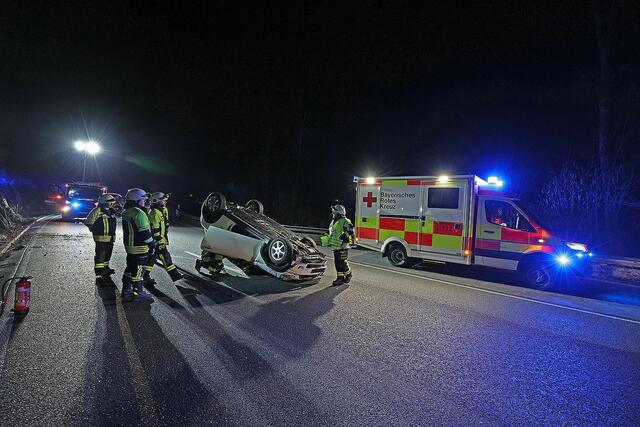 Die Freiwillige Feuerwehr sicherte die Unfallstelle. | Foto: Bayerisches Rotes Kreuz