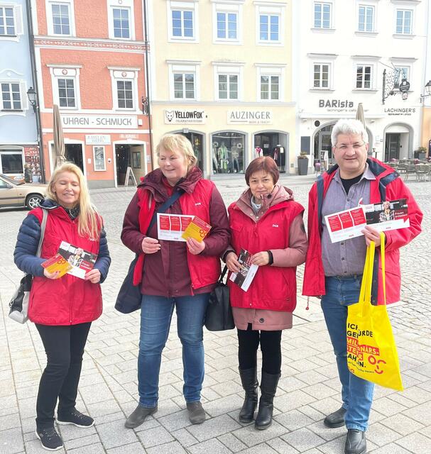 Der ÖGB Schärding machte am Weltfrauentag mit einer Verteilaktion am Stadtplatz auf Forderungen aufmerksam.  | Foto: ÖGB Schärding