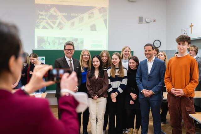 Begeisterung über das Engagement der Schülerinnen und Schüler. | Foto: Florian Schrötter / BKA