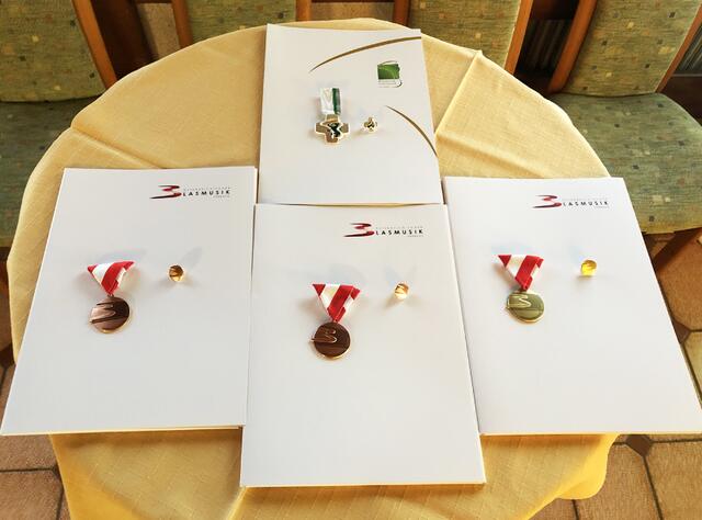 Die Urkunden für die Ehrungen | Foto: Hannes Pfeifer