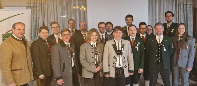 Der Vorstand rund um Obmann Wolfgang Haiden (5.v.l.), der wieder das Vertrauen erhalten hat.  | Foto: Hannes Pfeifer