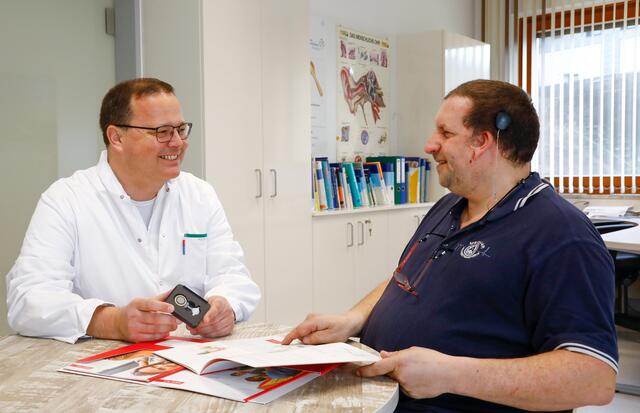 Alen Knafelj (rechts) aus Bad Gastein kann sich dank eines neuen Hörimplantats über ein besseres Sprachverständnis freuen. Primar Clemens Huber (links) von der HNO im Krankenhaus Schwarzach sieht in derartigen Eingriffen eine Chance für die Zukunft. | Foto: KSK