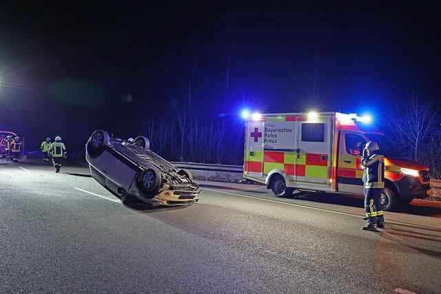 Der Unfalllenker wurde von den Sanitätern untersucht. Er fuhr jedoch nicht mit ihnen mit. | Foto: Bayerisches Rotes Kreuz
