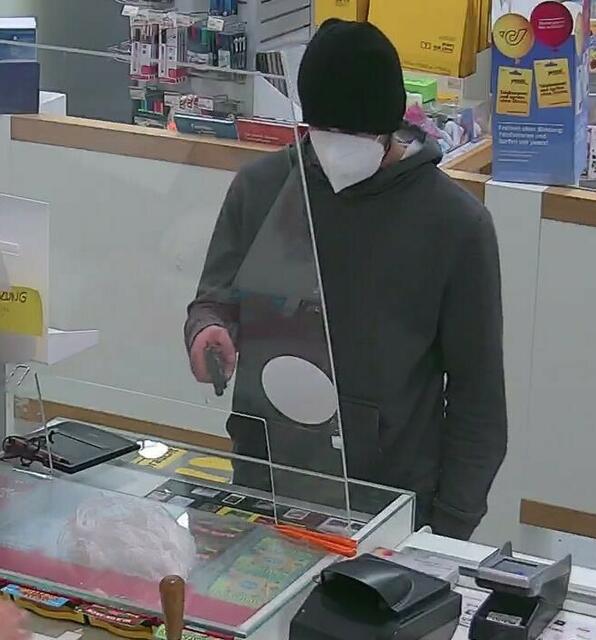 Die Polizei sucht derzeit nach einem mutmaßlichen Bankräuber. Dieser soll Ende Februar einen bewaffneten Überfall auf eine Bankfiliale in Liesing unternommen haben und befindet sich derzeit auf der Flucht.  | Foto: LPD Wien