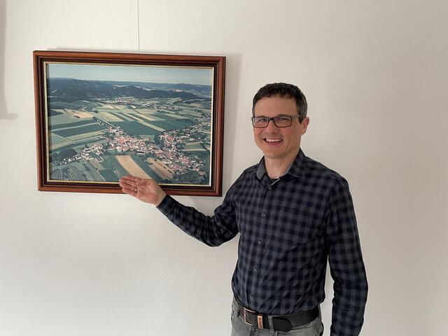 Bürgermeister Martin Rennhofer zeigt stolz auf das Gemeindegebiet von Paudorf. | Foto: Necker