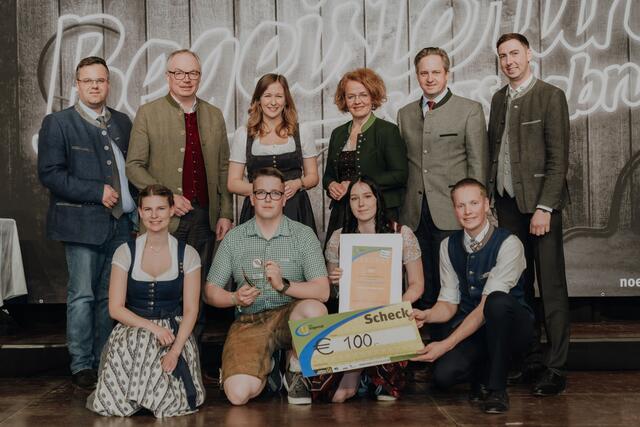 Landjugend Gföhl „Erneuerung Buswartehaus“; Die Landjugend erneuerte das Buswartehäuschen von Grund auf. Bretter wurden ausgetauscht, das Dach sauber gewaschen. So erstrahlt das alte Buswartehäuschen in neuem Glanz.
Foto Gföhl v.l.n.r.:
Reihe: Anja Bauer, Tobias Steyrer, Romana Steyrer, Johannes Baumgartner,
Reihe: Johann Efferl, LH-Stv. Stephan Pernkopf, Staatssekretärin Claudia Plakolm, LR Christiane Teschl-Hofmeister, LK-Präs. Johannes Schmuckenschlager, MEP Alexander Bernhuber | Foto: Landjugend NÖ/Sophie Balber