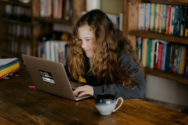 Programmieren wird für junge Kids gelehrt.  | Foto: Annie Spratt/Unsplash
