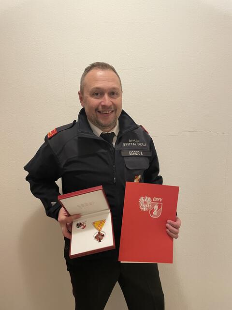 Markus Egger freut sich über das Ehrenzeichen | Foto: BFKDO Spittal