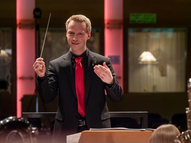 Das sinfonische Blasorchester steht unter der musikalischen Leitung von Luca Dallavia (Bild) und Lukas Hofmann. | Foto: Martin Bürgler