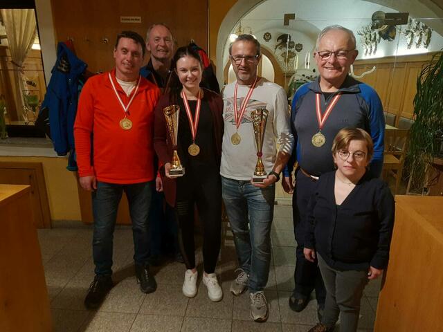 Im Bild v. l. Günther Wiesinger, Bezirkssportreferent Franz Fuchshuber, Annika Angert, Rudolf Stich, Hermann Wetzlmaier und Bezirksobfrau Doris Rathmair | Foto: privat