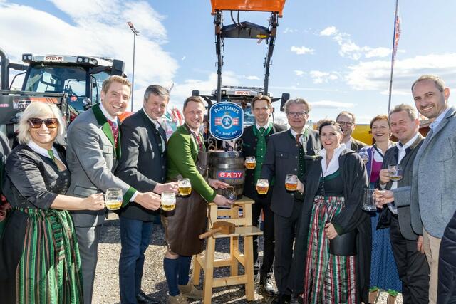 Traktorübergabe von zwei Steyr Traktoren an die beiden Bürgermeister der Gemeinden Lang und St. Johann im Saggautal – im Beisein von Philipp Gady und LH Christopher Drexler | Foto: Oliver Wolf