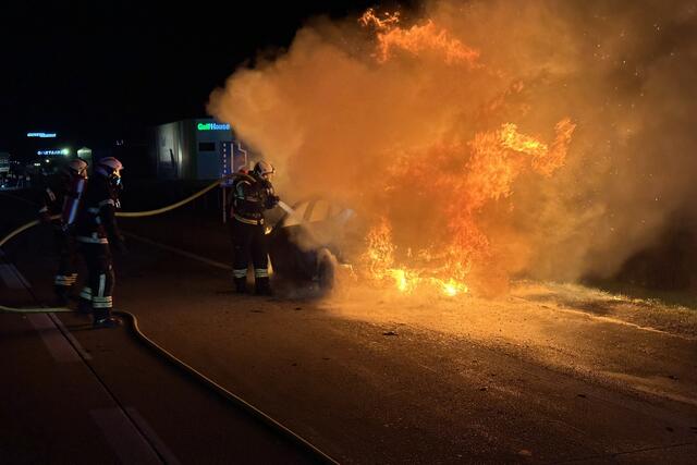 Beim Eintreffen der Freiwilligen Feuerwehr Wiener Neudorf stand das Fahrzeug bereits in Vollbrand. | Foto: Freiwillige Feuerwehr Wiener Neudorf