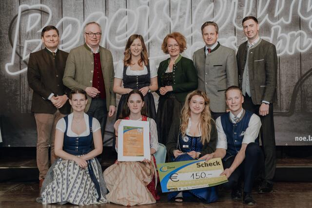 Landjugend Rohrendorf „Hiata-Rast“; Es wurde der Aussichtpunkt am Berg der Hirterreise auf Vordermann gebracht. Außerdem wurden Info- und Wissenstafeln für Jung und Alt errichtet.
Foto Rohrendorf v.l.n.r.: 
Reihe: Anja Bauer, Pia Kapter, Marie Krammer, Johannes Baumgartner, 
Reihe: Rudolf Haydn, LH-Stv. Stephan Pernkopf, Staatssekretärin Claudia Plakolm, LR Christiane Teschl-Hofmeister, LK-Präs. Johannes Schmuckenschlager, MEP Alexander Bernhuber
 | Foto: Landjugend NÖ/Sophie Balber