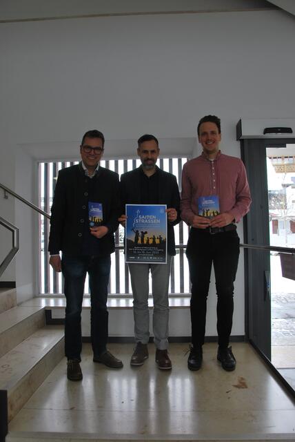 Stellten das Konzept der Saitenstrassen 2023 vor: v.l. Dr. Carsten Gerhard von Kulturmarketing München, Mittenwalder Bürgermeister Enrico Corongiu und Patrick Wagner von der Alpenwelt Karwendel. | Foto: Königer