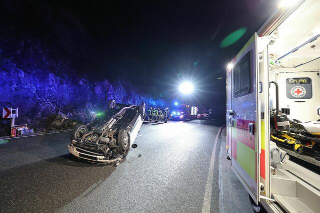 Im Bayerischen Schneizlreuth, wenige Kilometer von den beiden Salzburger Grenzen im Pinzgau und Flachgau, kam es am Montagabend zu einem Verkehrsunfall. | Foto: Bayerisches Rotes Kreuz