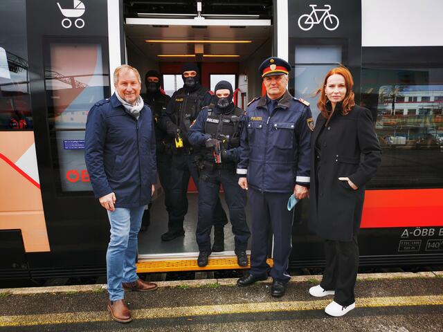 Für die Sicherheit der Gäste und Mitarbeiter arbeiten ÖBB und Polizei eng zusammen. Das wurde am Villacher Ostbahnhof deutlich. | Foto: ÖBB/Limpl