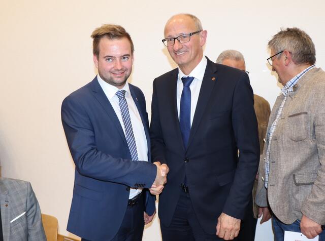 Neuer Landecker VP Bezirksparteiobmann: Landesparteiobmann LH Anton Mattle (re.) gratulierte seinem Nachfolger LA Dominik Traxl zur Wahl. | Foto: Othmar Kolp