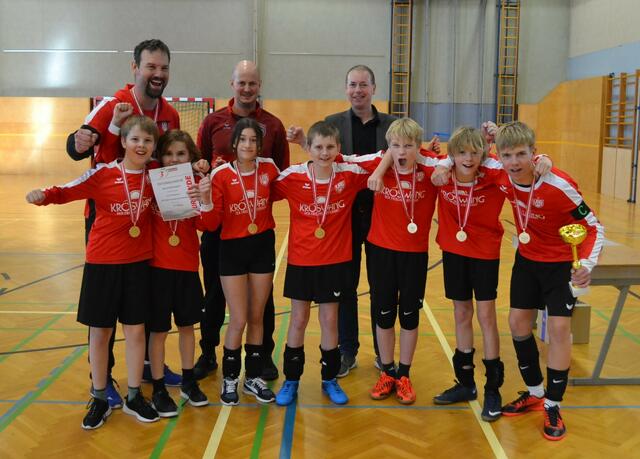 Das Team der UFG Sparkasse Grieskirchen/Pötting: Jonas Weiß, Tobias und Nina Fidelis, Michael Mairhuber, Simon Lindenbauer und Leonel Obst.
Coaches: Dietmar Weiß und Joao Victor Fidelis. (v.l.) | Foto: UFG Grieskirchen/Pötting