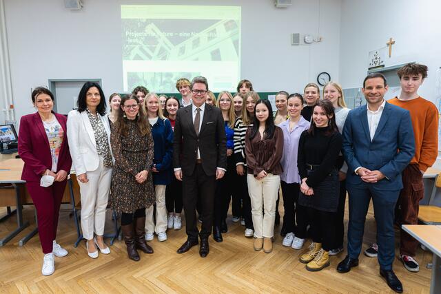 Hoher Besuch in der BG Fichtnergasse: Bundesminister Martin Polaschek (Mitte), Lehrer, Schüler und Direktor Albrecht Bauer (rechts).  | Foto: Florian Schrötter / BKA