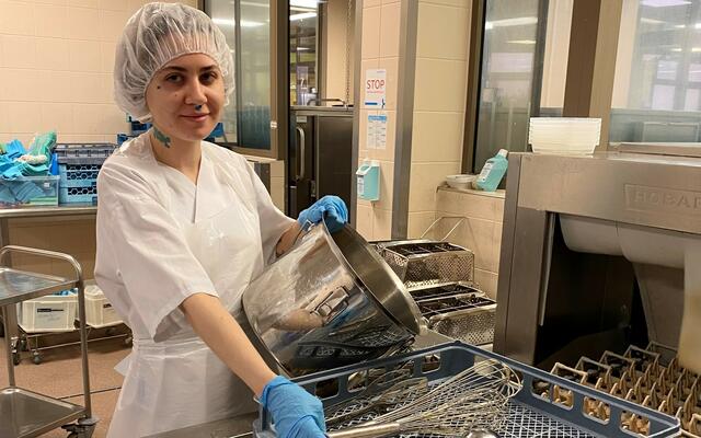 Diana Suvorova arbeitet als Küchenhilfe im Klinikum Freistadt. | Foto: OÖG